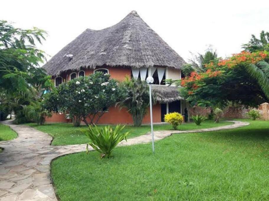 Tembo Beach Cottage Malindi Esterno foto